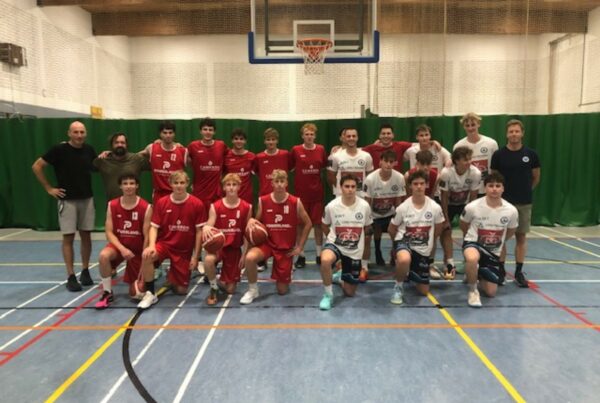 Basket Poperinge HSE A en Basket SKT Ieper Lions C na de oefenwedstrijd