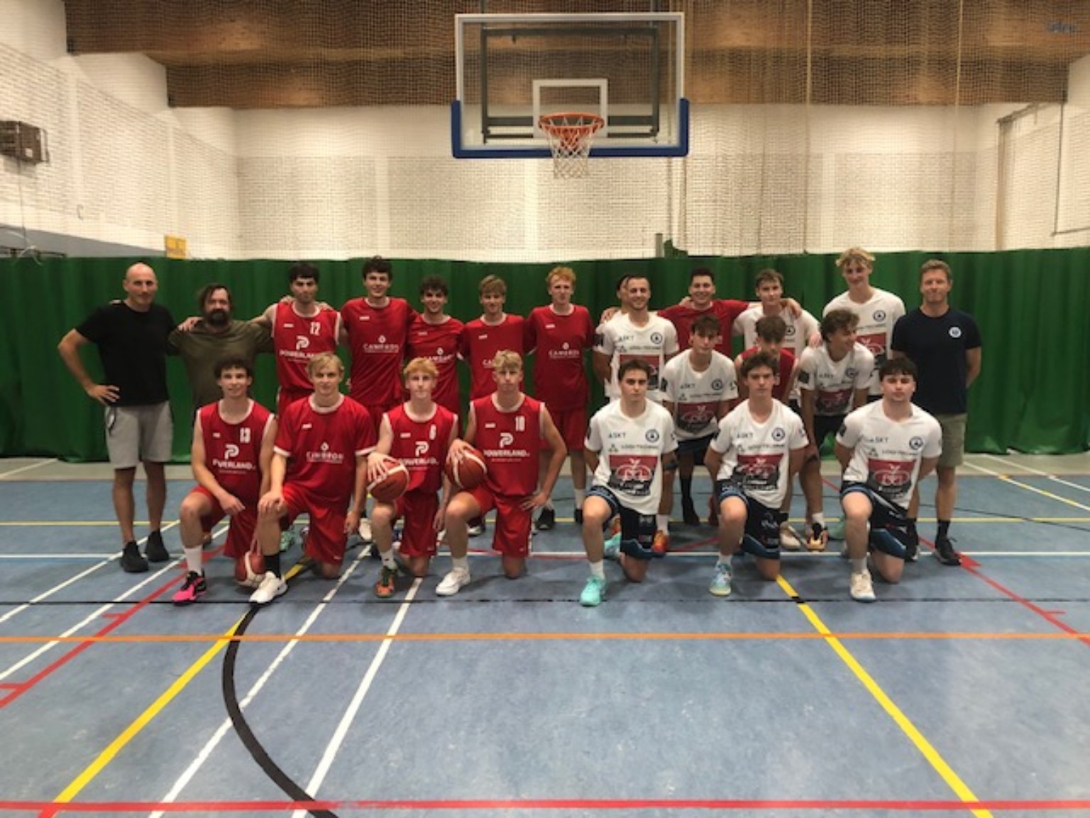 Basket Poperinge HSE A en Basket SKT Ieper Lions C na de oefenwedstrijd